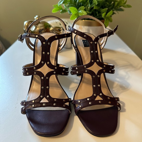 White House Black Market Wine and gold rivet 4”heal sandals. SZ 8 1/2 NWOT - Picture 1 of 7